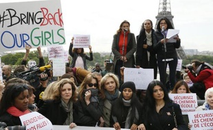 Nathalie Kosciusko-Morizet, Valérie Pecresse, Carla Bruni, l'actrice Charlotte Valandrey, la chanteuse Line Renaud et l'ex-secrétaire d'Etat Yamina Benguigui (au micro) manifestent sur la place du Trocadéro à Paris le 13 mai 2014 pour la libération des lycéennes enlevées au Nigéria