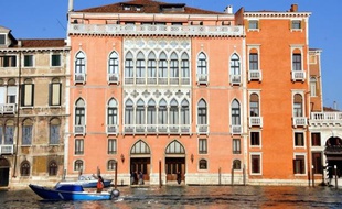 Tout le monde circulait à pied ou en barque à rames dimanche à Venise : pour la première fois les autorités municipales ont décrété l'arrêt du trafic de barques à moteur sur le Grand Canal, afin de sensibiliser à la protection de l'environnement.