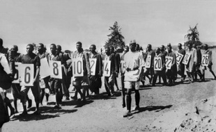 Londres a finalement accepté d'indemniser à hauteur de 20 millions de livres plusieurs milliers de Kényans, quelque 60 ans après la répression de l'insurrection des Mau Mau, une page particulièrement sombre de l'histoire coloniale britannique.