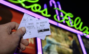 Deux tickets pour le film "Linterview qui tue!" présentés le 23 décembre 2014 à l'entréd du cinéma Los Feliz à Los Angeles