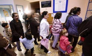 Les demandes de révision de la loi sur le service minimum d'accueil (SMA) dans les écoles se sont multipliées vendredi à gauche, au lendemain d'une grève nationale dans l'éducation qui a montré les limites d'application du nouveau dispositif.