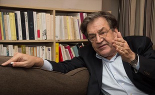 Alain Finkielkraut chez lui, à Paris, le 26 novembre 2013.