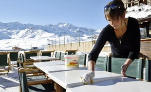 Les stations de ski et les restaurants proposent de nombreux emplois temporaires.