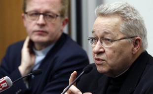 Le chef de l'Eglise catholique française, Mgr André Vingt-Trois, a salué lundi la "décision lucide" et l'"acte particulièrement courageux" de Benoît XVI qui a renoncé à son poste, ce qui est "un événement considérable" selon l'archevêque de Paris.