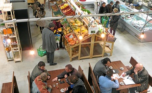 A la Super Halle, ouverte depuis samedi à la Saulaie, les producteurs se relayent pour servir les clients.