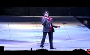 Capture d'écran de la vidéo de CNN montrant la dernière répétition de Michael Jackson avant sa mort.