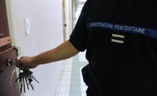 Un homme de 25 ans, incarcéré à la maison d'arrêt de Chartres, puis hospitalisé d'office dans un centre psychiatrique fermé depuis dimanche, à la suite d'un comportement dangereux, s'est évadé de cet établissement mercredi midi, a-t-on appris de source policière.