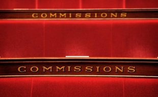 Une proposition de loi UMP prévoyant d'expulser de France les étrangers condamnés à au moins cinq ans de prison a été adoptée mercredi en commission malgré l'opposition de la gauche et de certains députés UMP, dont Etienne Pinte, selon une source parlementaire.
