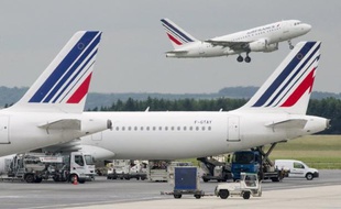 Air France et KLM vont tester l'an prochain la connectivité à bord de certains vols long-courriers pour attirer les passagers "accros" à internet, aux courriels et autres sms tentés de voyager sur des compagnies concurrentes déjà branchées au net.