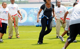 Michelle Obama joue au football lors d'une campagne pour lutter contre l'obésité à La Nouvelle-Orléans, le 8 septembre 2010.