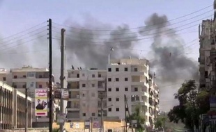 L'armée syrienne, qui a achevé son déploiement autour d'Alep, bombardait et livrait bataille aux rebelles dans la ville avant de lancer l'offensive décisive pour le contrôle de cette métropole du nord de la Syrie, enjeu crucial du conflit.