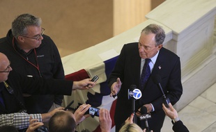 Michael Bloomberg répond à la presse, à Little Rock (Arkansas), le 12 novembre 2019.