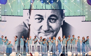 Les Enfoirés sur la scène de la Halle Tony Garnier à Lyon