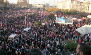 à beyrouth avant une manifestation contre le gouvernement à l'appel du Hezbollah le 1 decembre
