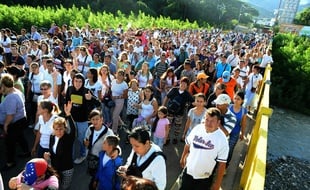 Des Vénézueliens traversent le pont Simon Bolivar pour aller à Cucuta, en Colombie, s'approvisionner, le 10 juillet 2016