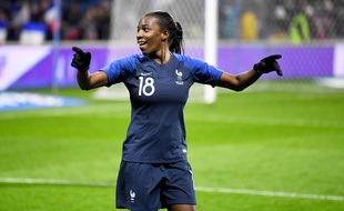 Viviane Asseyi sous le maillot de l'équipe de France.