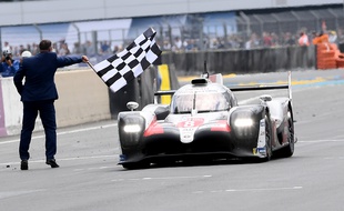Le Japonais Kazuki Nakajima (Toyota), vainqueur de la 87e édition des 24 Heures du Mans, le 16 juin 2019.