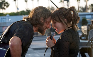 A Star Is Born
Jackson Maine, musicien chevronné, découvre Ally, une chanteuse qui a du mal à percer. Alors que la jeune femme est sur le point de renoncer à faire carrière, Jackson tombe amoureux d'elle et la propulse sur le devant de la scène. Bientôt éclipsé par le succès d'Ally, il vit de plus en plus de mal son propre déclin…