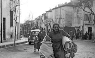 Une Espagnole et son enfant arrivent en France, dans la ville frontalière du Perthus, en février 1939, après avoir fui l'Espagne, à la suite de la victoire du général Franco