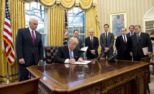 Donald Trump, le 23 janvier 2017, qui a signé trois décrets dont un concerne l'IVG.Credit: Ron Sachs/CNP/AdMedia