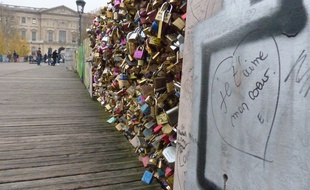 Les vendeurs à la sauvette du pont des Arts ont vu leurs ventes dégringoler au rythme de linstallation des vitres et des planches en bois le long du pont pour empêcher les touristes daccrocher de nouveaux cadenas.