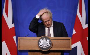 Boris Johnson lors d'une conférence de presse, ce samedi 27 novembre 2021, après la découverte de cas de Covid-19 infectés par le variant Omicron.