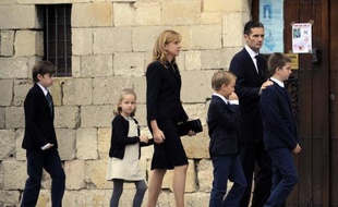 Blonde et souriante, l'infante Cristina, la fille cadette du roi d'Espagne Juan Carlos, se retrouve en première ligne de la tourmente judiciaire qui menace son époux, Iñaki Urdangarin, et risque de ternir son image de princesse moderne.