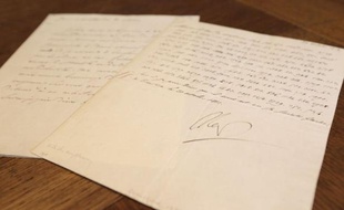 "Je fais sauter le Kremlin le 22 à trois heures du matin": une exceptionnelle lettre codée de Napoléon, signée de sa main et datée du 20 octobre 1812, sera mise aux enchères le 2 décembre par la maison Osenat à Fontainebleau, près de Paris.
