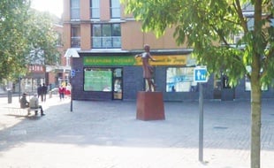 La statue de la place Degeyter, à Lille-Fives.