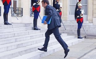 Emmanuel Macron monte les marches de l'Elysée le 1er septembre 2014.