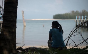 Mi Htay, une Birmane immigrée en Thaïlande qui a perdu trois enfants lors du tsunami, est assise sur une plage près de sa maison à Ban Nam Khem, le 3 décembre 2014