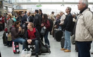 Des voyageurs à la gare de Lyon, à Paris, le 2 juin 2016