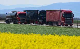 Des poids lourds sur l'autoroute A7 dans l'Isère, le 13 avril 2021.