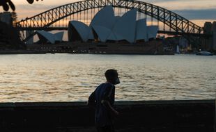 Un adepte de la course à pied passe devant le Sydney Opera House, le 6 août.
