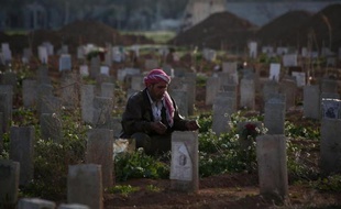 Un Syrien pleure son fils le 5 mars 2015 dans un cimetière près de Damas. Le conflit en Syrie qui entre dans sa 5e année a fait plus de 210.000 morts