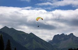 Deux morts dans un accident de parapente en Isère