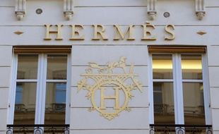 La vénérable maison Hermès, qui a relevé pour la deuxième fois ses prévisions annuelles, va "battre" ses chiffres de ventes record de 2010 cette année, a déclaré vendredi à l'AFP son patron Patrick Thomas.