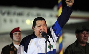 Le président vénézuélien Hugo Chavez est rentré dans la nuit de vendredi à samedi à Caracas et il a annoncé "la fin et la réussite" de la radiothérapie qu'il subissait à Cuba pour traiter son cancer.