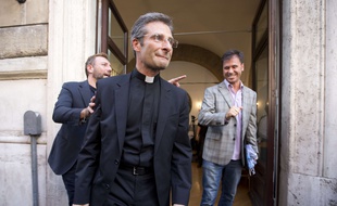 Krzysztof Charamsa avec son compagnon, à Rome, en Italie, le 3 octobre 2015.