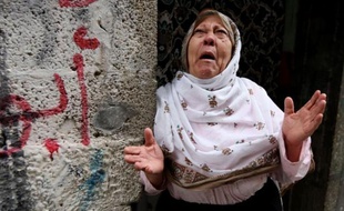 Une fragile trêve tacite entre les factions palestiniennes de Gaza et Israël avait du mal à tenir dimanche soir après une flambée de violences qui a fait onze morts, dix combattants palestiniens et un civil israélien.