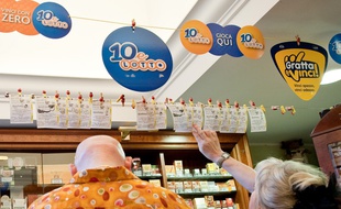 Des Italiens jouent au SuperEnalotto à Rome, le 12 août 2009.