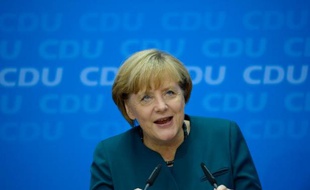 Après son triomphe aux législatives, la chancelière conservatrice Angela Merkel, privée de son allié libéral et d'une majorité absolue, a tendu la main lundi à ses adversaires sociaux-démocrates en vue de former un gouvernement.