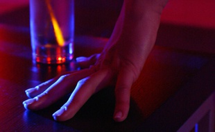Bar Club boite de nuit. Jeune fille avec un verre d'alcool. Alcool. Boisson alcoolisee.