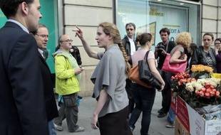 La candidate UMP à la mairie de Paris, Nathalie Kosciusko-Morizet, a été prise à partie jeudi soir par quelques personnes alors qu'elle venait rendre hommage à Clément Méric sur les lieux de la bagarre mortelle de mercredi soir, le député Bernard Debré dénonçant "un hold up sur la démocratie".