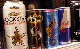 Différentes marques de boissons énergisantes, dans un supermarché