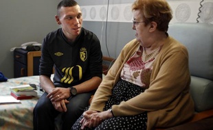 Bailleul, le 24 juin 2013. De jeunes volontaires d'Unicité sont venus tous les lundi pendant 9 mois tenir compagnie aux pensionnaires de l'Etablissement Hospitalier pour Personnes Agées Dépendantes (EHPAD). Ici Christopher et Marie-Thérèse.