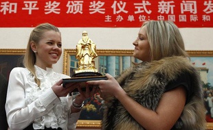 Deux étudiantes russes reçoivent le prix Confucius à la place de leur Premier ministre, Vladimir Poutine, absent, à Pékin, le 9 décembre 2011.