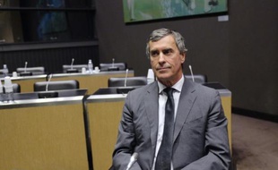 L'ex-ministre délégué au Budget, Jérôme Cahuzac, qui avait menti avec aplomb au président François Hollande, au Premier ministre Jean-Marc Ayrault et aux députés de l'Assemblée nationale sur l'existence d'un compte non-déclaré à l'étranger, a affirmé mercredi avoir cependant respecté "deux tabous" dans ses dénégations.