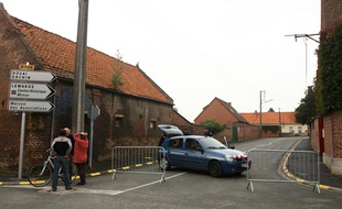 Villers-au-Tertre, le 28 octobre 2010. Les enquêteurs de la gendarmerie sur réquisition du procureur, poursuivent leurs investigations au domicile de Dominique Cottrez, une aide-soignante soupçonnée d'avoir tué et enterré chez-elle 8 bébés dont elle aurait accouchée entre 1991 et 2000.