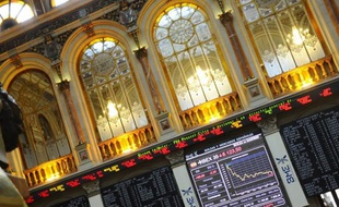 Les Bourses européennes ont ouvert en baisse mercredi, la prudence dominant sur les marchés après la dégradation par Standard & Poor's des notes de grandes banques américaines et entre deux réunions de responsables européens.